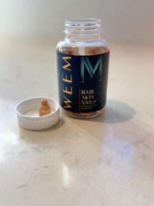 Amazon same product WEEM Hair Skin and Nails Gummies - Supports Healthy Hair - Vegan biotin Vitamins for Women & Men Supports Faster Hair Growth, Stronger Nails, Healthy Skin, Extra Strength photo review